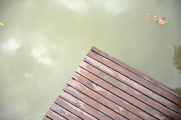 deck de madeira em lago