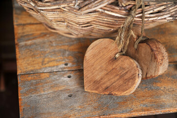 cesta com corações de madeira artesanais 