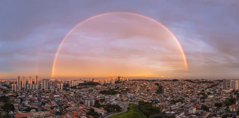 Fotobehang Arco-íris sobre a cidade ao pôr do sol © Joel