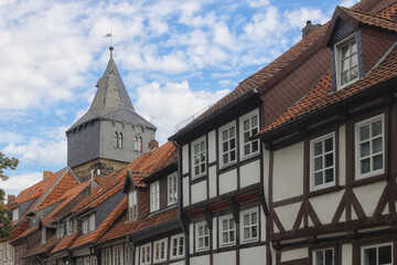 Fototapeta na wymiar Hildesheim - Kehrwiederturm hinter Altstadthäusern, Niedersachsen, Deutschland, Europa