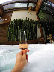 brinde de champanhe em piscina de espumas 