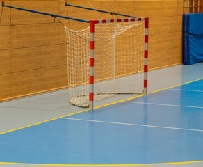 Handballtor und Hallenboden in einer Sporthalle mit diversen Linien