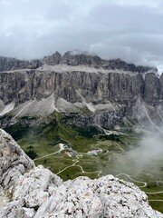 Blick ins Tal beim Wandern in Italien