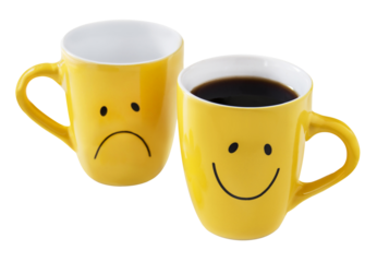 2 gelbe Becher mit und ohne Kaffee   Getränk mit Koffein   Hintergrund transparent PNG cut out