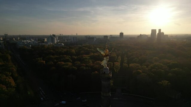 Berlin Siegess&auml;ule Dohnenflug bei Sonnenuntergang