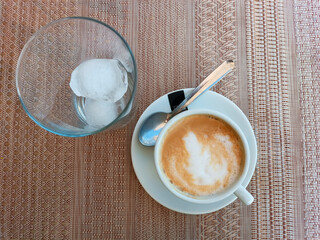 Cafe con leche con hielo