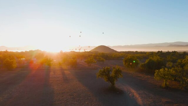 Piramide de teotihuacan al amanecer con globos aerostaticos 
