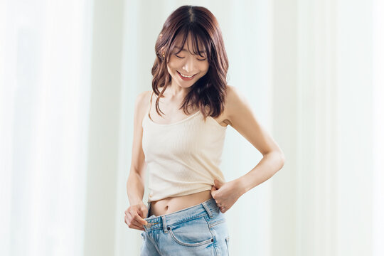 ダイエットに成功して喜ぶ笑顔の女性