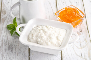 Grain curd with cream and jam