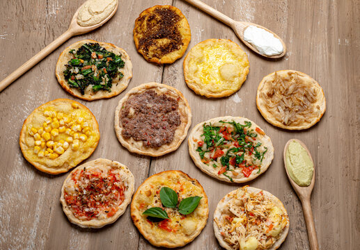 Diversos tipos de esfirra a t&iacute;pica comida arabe origin&aacute;ria do L&iacute;bano e da S&iacute;ria. Com diversos tipos de recheio


