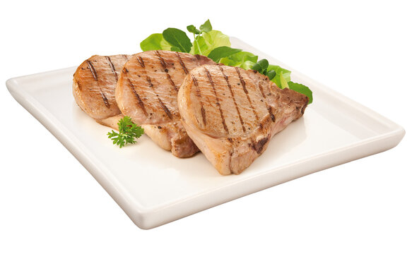 prato com bisteca de porco grelhada acompanhada de salada de folhas verdes isolado em fundo transparente