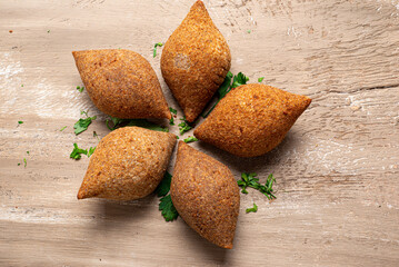 Quibe, comida típica do oriente médio sobre fundo branco