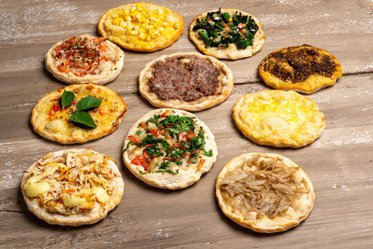 Diversos tipos de esfirra a t&iacute;pica comida arabe origin&aacute;ria do L&iacute;bano e da S&iacute;ria. Com diversos tipos de recheio
