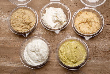 Pastas arabes para comer com pão pita., o tradicional pão sirio. Homus, pasta de beringela, pasta...