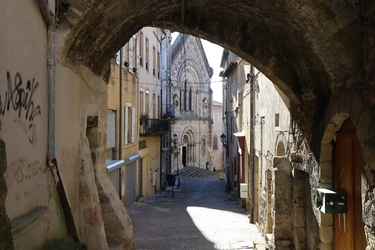 Vieille rue typique, ville de Aubenas, d&eacute;partement de l'Ard&egrave;che, France