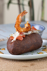 Corviche de verde relleno de camaron en su interior con ensalada de tomate y cebolla y salsas, bocado típico ecuatoriano, foto detalle