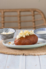 Corviche de verde relleno de maduro en su interior con queso criollo y salsa de queso, bocado típico ecuatoriano