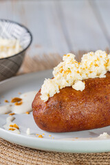 Corviche de verde relleno de maduro en su interior con queso criollo y salsa de queso, bocado típico ecuatoriano, foto detalle macro