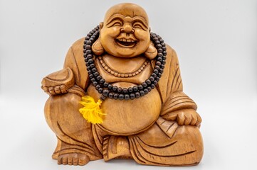 Buddha aus Holz mit Halskette