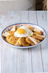 Patacon, con queso y huevo frito, desayuno típico ecuatoriano toma vertical para redes sociales