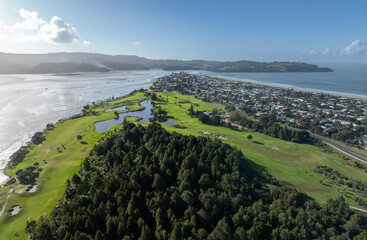 Aerial: Golf course and Omaha Beach, Warkworth, New Zealand. - obrazy, fototapety, plakaty