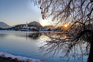 Lago di Bled 01 - sorge il sole sul lago dopo una nevicata notturna