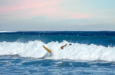 Chute d'un surfeur dans la vague en Polynésie