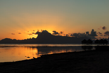 Coucher de soleil de Tahiti avec vue sue Mo'orea en Polynésie