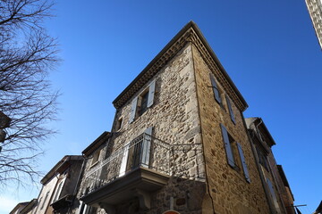 Fototapeta na wymiar Bâtiment typique, vu de l'extérieur, ville de Aubenas, département de l'Ardèche, France