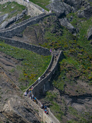 Fototapeta premium Grande muraille escalier dans une montagne sur une île
