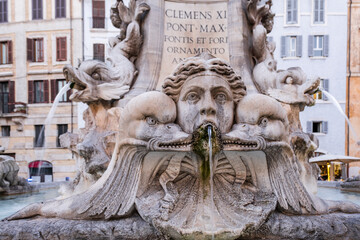 Dolphin fountain, designed by Giacomo della Porta in 1575 commissioned by Pope Gregory XIII Boncompagni, Piazza della Rotonda, Roma, Lazio, Italia