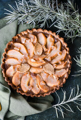 Tarte à la poire et crème de châtaigne dans une ambiance hivernale