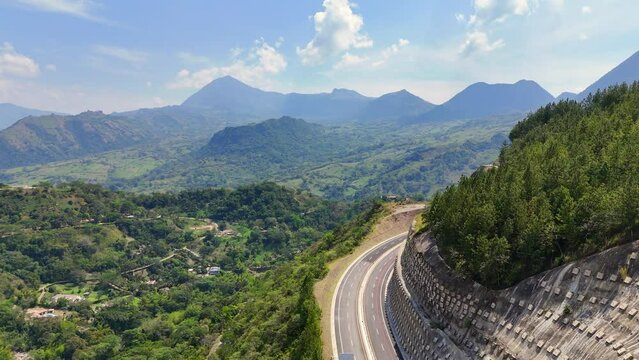 Video a&eacute;reo tomado sobre la carretera conocida como "Conexi&oacute;n Pac&iacute;fico 1" que comunica al Municipio de Amag&aacute; con el corregimiento de Bolombolo.