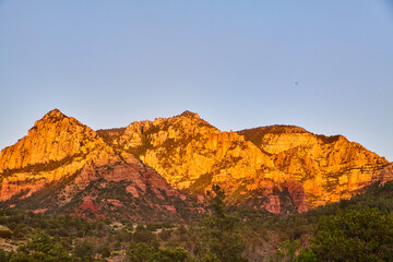 Fototapeta premium Sedona Mountain Range at Golden Hour with Lush Foreground