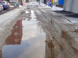 雪解け進む住宅街の生活道路（北海道札幌市豊平区）