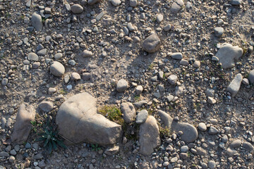 Fondo de camino de piedras y tierra.