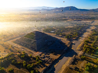 Piramide del sol al amananecer con globos aerostaticos en teotihuacan