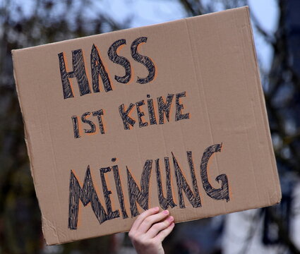 Pappschild: "Hass ist keine Meinung"