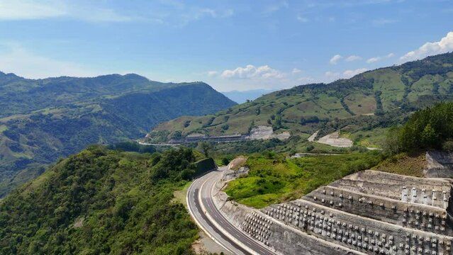 Video a&eacute;reo tomado sobre la carretera conocida como "Conexi&oacute;n Pac&iacute;fico 1" que comunica al Municipio de Amag&aacute; con el corregimiento de Bolombolo.