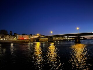 Obraz premium Night view of the bridge over the river Rhône in Arles, Provence-Alpes-Côte d'Azur, France, February 2023