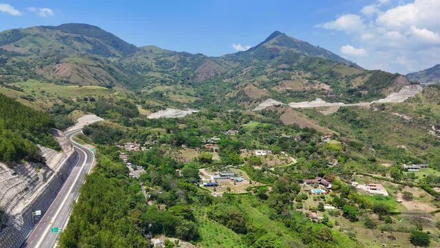 Video a&eacute;reo tomado sobre la carretera conocida como "Conexi&oacute;n Pac&iacute;fico 1" que comunica al Municipio de Amag&aacute; con el corregimiento de Bolombolo.