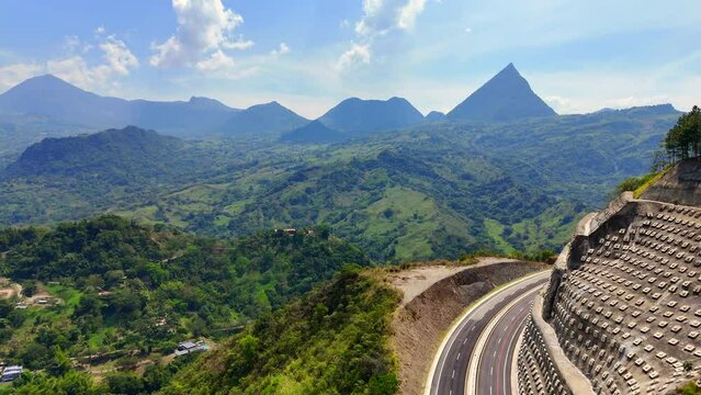Video a&eacute;reo tomado sobre la carretera conocida como "Conexi&oacute;n Pac&iacute;fico 1" que comunica al Municipio de Amag&aacute; con el corregimiento de Bolombolo.
