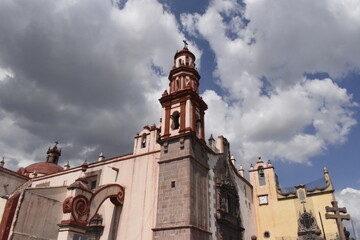 Fototapeta na wymiar parroquia de Santiago de Querétaro