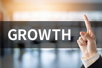 グロースについて説明するビジネスマン