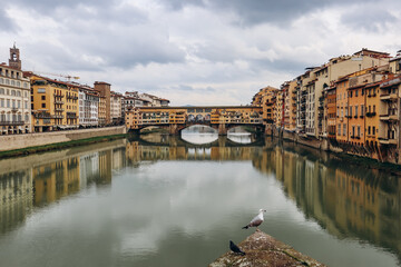 Obraz premium View of the Arno River in Florence and the famous Ponte Vecchio (Old Bridge).