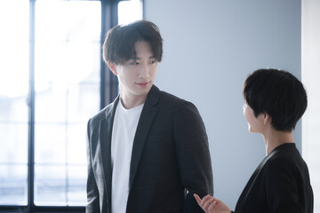 パソコンを持った笑顔のビジネスウーマンとビジネスマン