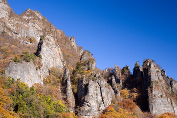青空と晩秋の妙義山