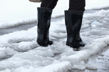 雪道を長靴で歩く足元