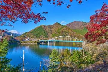 秋の神奈川県足柄上郡山北町の丹沢湖から西側(大仏大橋方面)の風景