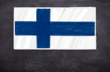Obraz premium Hand drawn flag of Finland on a black chalkboard